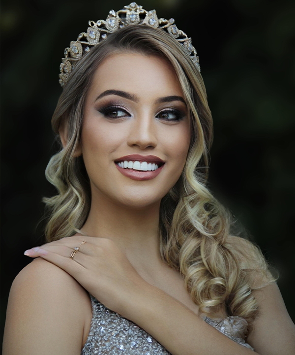 Debutante com coroa e make esfumado