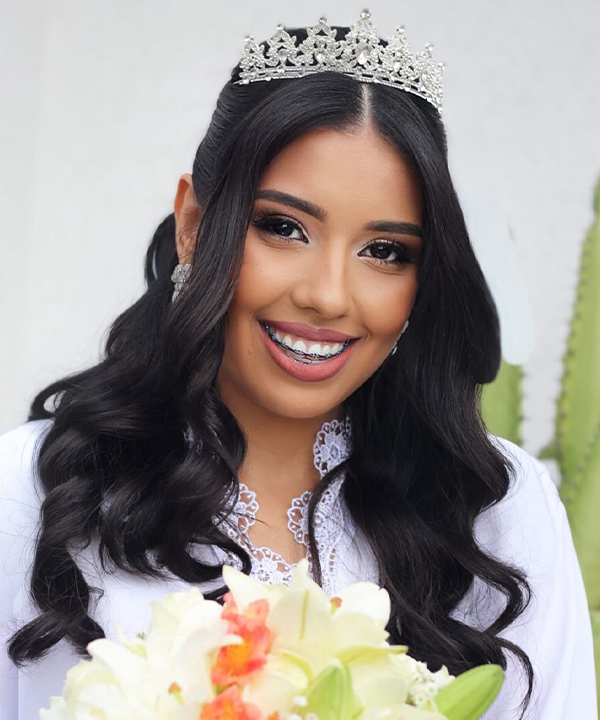 Debutante com tiara e penteado ondulado