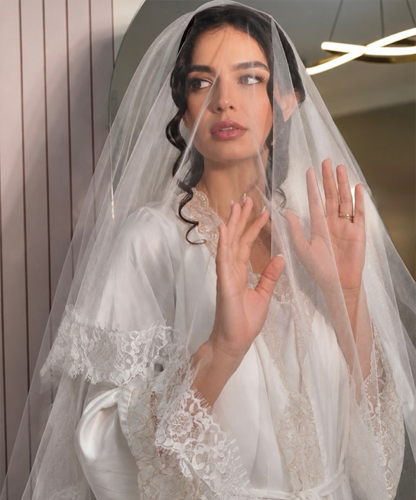 Noiva com véu e maquiagem clássica