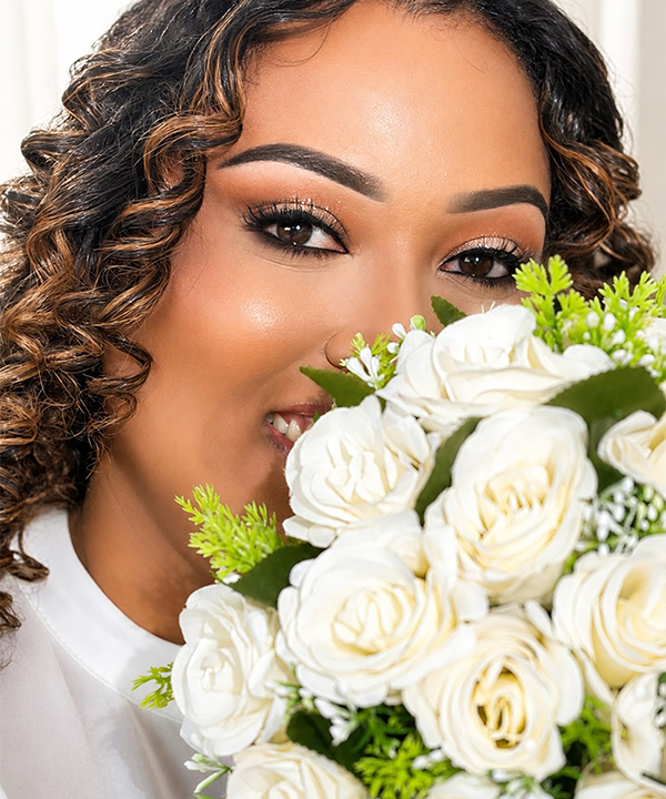 Noiva com buquê de rosas brancas